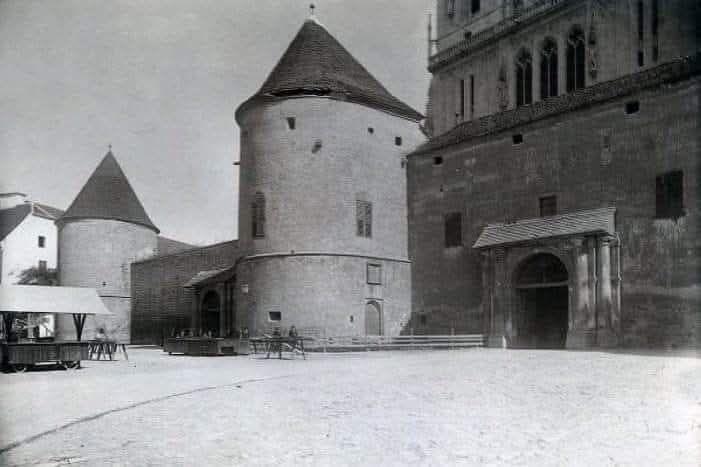 Bakačeva kula 1905. godine, podignuta na mjestu srušene crkve sv. Emerika, knjižnica Metropolitana i dio renesansnog obrambenog zida katedrale su srušeni 1906. godine
